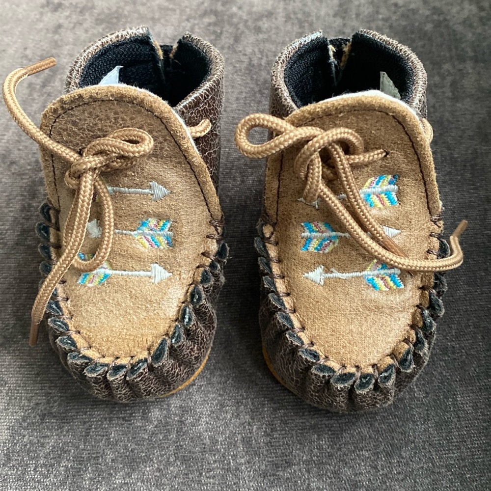 Old West Unisex Arrow Moccasins, Infant Shoe Size 1